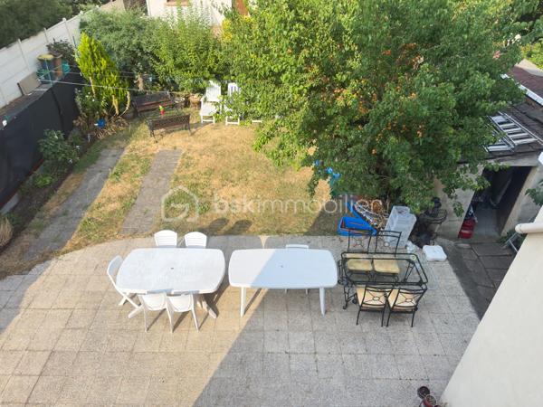 Visite virtuelle disponible sur demande => contactez-moi ! 

À la limite de Villejuif, au cœur du quartier pavillonnaire recherché du Coteau ; Découvrez cette charmante maison des années 1920, offrant environ 135 m² (4 ou 5 chambres) édifiée sur sous-sol total au sein sur une parcelle de 293 m² avec son agréable jardin sans vis-à-vis !
Vous profiterez d’un environnement pavillonnaire agréable, à proximité immédiate des commerces, écoles et services, ainsi qu’à moins d’un kilomètre des tramways T7 et T9 et du métro ligne 7, facilitant vos déplacements vers Paris et sa proche couronne.

🏡 Une maison aux beaux volumes

Le rez-de-chaussée s’ouvre sur une entrée avec dressing menant à une agréable pièce de vie d’environ 30 m², composée d’un salon chaleureux avec cheminée à insert, bénéficiant d’un accès direct au jardin, et d’une salle à manger avec cuisine ouverte, aménagée et équipée autour d’un îlot central. 
Une chambre avec penderie et lit escamotable ainsi qu’une salle de bains avec WC complètent ce niveau, offrant la possibilité d’une véritable vie de plain-pied.

Au premier étage, un vaste palier aménagé en coin salon dessert une chambre avec penderie, une seconde cuisine (pouvant être transformée selon vos besoins), une salle d’eau équipée d’une douche et d’une baignoire, des WC indépendants ainsi qu’un accès à une agréable terrasse de 15 m², avec barbecue en brique, idéale pour profiter des beaux jours.
Le deuxième étage, sous combles aménagés, propose deux chambres supplémentaires, avec de nombreux rangements intégrés, parfaites pour accueillir une famille, aménager un bureau ou créer des espaces dédiés aux loisirs.

🌿 Extérieurs de qualité et sous-sol total

La maison bénéficie d’un sous-sol total de 55 m² comprenant plusieurs espaces fonctionnels : atelier, établi, cave à vin, pièce de rangement ainsi qu’une chaufferie-buanderie.
À l’extérieur, vous apprécierez un jardin paysager, intime, bien exposé et sans vis-à-vis, agrémenté d’une grande terrasse, d’un appentis, d’un abri de jardin en dur pouvant accueillir des deux-roues, permettant de stationner jusqu’à quatre véhicules, un véritable atout dans le secteur.

✨ Prestations
•	Chaudière gaz Frisquet (2010)
•	Radiateurs Acova performants
•	Fenêtres PVC et bois en double vitrage
•	Volets roulants électriques aux étages
•	Mur de façade et toiture isolés
•	Nombreux rangements
•	Maison en bon état général

❤️ Les atouts
•	Quartier pavillonnaire recherché, en limite de Villejuif
•	Proximité des commerces, écoles et transports
•	Jardin paysager sans vis-à-vis et belle terrasse
•	Sous-sol total offrant de nombreux espaces de stockage ou de bricolage
•	Stationnement jusqu’à 4 véhicules
•	Beaux volumes et potentiel d’évolution
•	Jusqu’à 5 chambres possibles, dont une au rez-de-chaussée

🎥 Visite virtuelle disponible sur demande pour une première découverte de ce bien coup de cœur ! 
Une maison familiale pleine de charme, offrant de beaux volumes, un extérieur rare sur le secteur et de nombreuses possibilités d’aménagement, dans l’un des quartiers les plus recherchés de Vitry-sur-Seine. 

À votre disposition 7 jours sur 7 pour tout renseignement complémentaire ou organiser une visite.