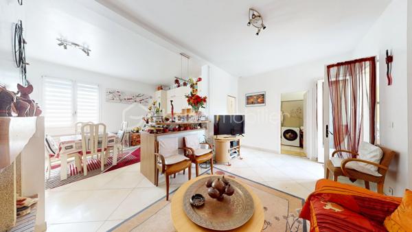 Visite virtuelle disponible sur demande => contactez-moi ! 

À la limite de Villejuif, au cœur du quartier pavillonnaire recherché du Coteau ; Découvrez cette charmante maison des années 1920, offrant environ 135 m² (4 ou 5 chambres) édifiée sur sous-sol total au sein sur une parcelle de 293 m² avec son agréable jardin sans vis-à-vis !
Vous profiterez d’un environnement pavillonnaire agréable, à proximité immédiate des commerces, écoles et services, ainsi qu’à moins d’un kilomètre des tramways T7 et T9 et du métro ligne 7, facilitant vos déplacements vers Paris et sa proche couronne.

🏡 Une maison aux beaux volumes

Le rez-de-chaussée s’ouvre sur une entrée avec dressing menant à une agréable pièce de vie d’environ 30 m², composée d’un salon chaleureux avec cheminée à insert, bénéficiant d’un accès direct au jardin, et d’une salle à manger avec cuisine ouverte, aménagée et équipée autour d’un îlot central. 
Une chambre avec penderie et lit escamotable ainsi qu’une salle de bains avec WC complètent ce niveau, offrant la possibilité d’une véritable vie de plain-pied.

Au premier étage, un vaste palier aménagé en coin salon dessert une chambre avec penderie, une seconde cuisine (pouvant être transformée selon vos besoins), une salle d’eau équipée d’une douche et d’une baignoire, des WC indépendants ainsi qu’un accès à une agréable terrasse de 15 m², avec barbecue en brique, idéale pour profiter des beaux jours.
Le deuxième étage, sous combles aménagés, propose deux chambres supplémentaires, avec de nombreux rangements intégrés, parfaites pour accueillir une famille, aménager un bureau ou créer des espaces dédiés aux loisirs.

🌿 Extérieurs de qualité et sous-sol total

La maison bénéficie d’un sous-sol total de 55 m² comprenant plusieurs espaces fonctionnels : atelier, établi, cave à vin, pièce de rangement ainsi qu’une chaufferie-buanderie.
À l’extérieur, vous apprécierez un jardin paysager, intime, bien exposé et sans vis-à-vis, agrémenté d’une grande terrasse, d’un appentis, d’un abri de jardin en dur pouvant accueillir des deux-roues, permettant de stationner jusqu’à quatre véhicules, un véritable atout dans le secteur.

✨ Prestations
•	Chaudière gaz Frisquet (2010)
•	Radiateurs Acova performants
•	Fenêtres PVC et bois en double vitrage
•	Volets roulants électriques aux étages
•	Mur de façade et toiture isolés
•	Nombreux rangements
•	Maison en bon état général

❤️ Les atouts
•	Quartier pavillonnaire recherché, en limite de Villejuif
•	Proximité des commerces, écoles et transports
•	Jardin paysager sans vis-à-vis et belle terrasse
•	Sous-sol total offrant de nombreux espaces de stockage ou de bricolage
•	Stationnement jusqu’à 4 véhicules
•	Beaux volumes et potentiel d’évolution
•	Jusqu’à 5 chambres possibles, dont une au rez-de-chaussée

🎥 Visite virtuelle disponible sur demande pour une première découverte de ce bien coup de cœur ! 
Une maison familiale pleine de charme, offrant de beaux volumes, un extérieur rare sur le secteur et de nombreuses possibilités d’aménagement, dans l’un des quartiers les plus recherchés de Vitry-sur-Seine. 

À votre disposition 7 jours sur 7 pour tout renseignement complémentaire ou organiser une visite.