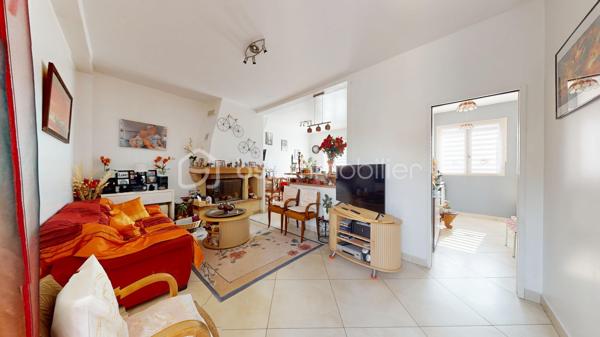 Visite virtuelle disponible sur demande => contactez-moi ! 

À la limite de Villejuif, au cœur du quartier pavillonnaire recherché du Coteau ; Découvrez cette charmante maison des années 1920, offrant environ 135 m² (4 ou 5 chambres) édifiée sur sous-sol total au sein sur une parcelle de 293 m² avec son agréable jardin sans vis-à-vis !
Vous profiterez d’un environnement pavillonnaire agréable, à proximité immédiate des commerces, écoles et services, ainsi qu’à moins d’un kilomètre des tramways T7 et T9 et du métro ligne 7, facilitant vos déplacements vers Paris et sa proche couronne.

🏡 Une maison aux beaux volumes

Le rez-de-chaussée s’ouvre sur une entrée avec dressing menant à une agréable pièce de vie d’environ 30 m², composée d’un salon chaleureux avec cheminée à insert, bénéficiant d’un accès direct au jardin, et d’une salle à manger avec cuisine ouverte, aménagée et équipée autour d’un îlot central. 
Une chambre avec penderie et lit escamotable ainsi qu’une salle de bains avec WC complètent ce niveau, offrant la possibilité d’une véritable vie de plain-pied.

Au premier étage, un vaste palier aménagé en coin salon dessert une chambre avec penderie, une seconde cuisine (pouvant être transformée selon vos besoins), une salle d’eau équipée d’une douche et d’une baignoire, des WC indépendants ainsi qu’un accès à une agréable terrasse de 15 m², avec barbecue en brique, idéale pour profiter des beaux jours.
Le deuxième étage, sous combles aménagés, propose deux chambres supplémentaires, avec de nombreux rangements intégrés, parfaites pour accueillir une famille, aménager un bureau ou créer des espaces dédiés aux loisirs.

🌿 Extérieurs de qualité et sous-sol total

La maison bénéficie d’un sous-sol total de 55 m² comprenant plusieurs espaces fonctionnels : atelier, établi, cave à vin, pièce de rangement ainsi qu’une chaufferie-buanderie.
À l’extérieur, vous apprécierez un jardin paysager, intime, bien exposé et sans vis-à-vis, agrémenté d’une grande terrasse, d’un appentis, d’un abri de jardin en dur pouvant accueillir des deux-roues, permettant de stationner jusqu’à quatre véhicules, un véritable atout dans le secteur.

✨ Prestations
•	Chaudière gaz Frisquet (2010)
•	Radiateurs Acova performants
•	Fenêtres PVC et bois en double vitrage
•	Volets roulants électriques aux étages
•	Mur de façade et toiture isolés
•	Nombreux rangements
•	Maison en bon état général

❤️ Les atouts
•	Quartier pavillonnaire recherché, en limite de Villejuif
•	Proximité des commerces, écoles et transports
•	Jardin paysager sans vis-à-vis et belle terrasse
•	Sous-sol total offrant de nombreux espaces de stockage ou de bricolage
•	Stationnement jusqu’à 4 véhicules
•	Beaux volumes et potentiel d’évolution
•	Jusqu’à 5 chambres possibles, dont une au rez-de-chaussée

🎥 Visite virtuelle disponible sur demande pour une première découverte de ce bien coup de cœur ! 
Une maison familiale pleine de charme, offrant de beaux volumes, un extérieur rare sur le secteur et de nombreuses possibilités d’aménagement, dans l’un des quartiers les plus recherchés de Vitry-sur-Seine. 

À votre disposition 7 jours sur 7 pour tout renseignement complémentaire ou organiser une visite.