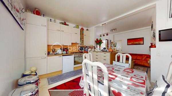 Visite virtuelle disponible sur demande => contactez-moi ! 

À la limite de Villejuif, au cœur du quartier pavillonnaire recherché du Coteau ; Découvrez cette charmante maison des années 1920, offrant environ 135 m² (4 ou 5 chambres) édifiée sur sous-sol total au sein sur une parcelle de 293 m² avec son agréable jardin sans vis-à-vis !
Vous profiterez d’un environnement pavillonnaire agréable, à proximité immédiate des commerces, écoles et services, ainsi qu’à moins d’un kilomètre des tramways T7 et T9 et du métro ligne 7, facilitant vos déplacements vers Paris et sa proche couronne.

🏡 Une maison aux beaux volumes

Le rez-de-chaussée s’ouvre sur une entrée avec dressing menant à une agréable pièce de vie d’environ 30 m², composée d’un salon chaleureux avec cheminée à insert, bénéficiant d’un accès direct au jardin, et d’une salle à manger avec cuisine ouverte, aménagée et équipée autour d’un îlot central. 
Une chambre avec penderie et lit escamotable ainsi qu’une salle de bains avec WC complètent ce niveau, offrant la possibilité d’une véritable vie de plain-pied.

Au premier étage, un vaste palier aménagé en coin salon dessert une chambre avec penderie, une seconde cuisine (pouvant être transformée selon vos besoins), une salle d’eau équipée d’une douche et d’une baignoire, des WC indépendants ainsi qu’un accès à une agréable terrasse de 15 m², avec barbecue en brique, idéale pour profiter des beaux jours.
Le deuxième étage, sous combles aménagés, propose deux chambres supplémentaires, avec de nombreux rangements intégrés, parfaites pour accueillir une famille, aménager un bureau ou créer des espaces dédiés aux loisirs.

🌿 Extérieurs de qualité et sous-sol total

La maison bénéficie d’un sous-sol total de 55 m² comprenant plusieurs espaces fonctionnels : atelier, établi, cave à vin, pièce de rangement ainsi qu’une chaufferie-buanderie.
À l’extérieur, vous apprécierez un jardin paysager, intime, bien exposé et sans vis-à-vis, agrémenté d’une grande terrasse, d’un appentis, d’un abri de jardin en dur pouvant accueillir des deux-roues, permettant de stationner jusqu’à quatre véhicules, un véritable atout dans le secteur.

✨ Prestations
•	Chaudière gaz Frisquet (2010)
•	Radiateurs Acova performants
•	Fenêtres PVC et bois en double vitrage
•	Volets roulants électriques aux étages
•	Mur de façade et toiture isolés
•	Nombreux rangements
•	Maison en bon état général

❤️ Les atouts
•	Quartier pavillonnaire recherché, en limite de Villejuif
•	Proximité des commerces, écoles et transports
•	Jardin paysager sans vis-à-vis et belle terrasse
•	Sous-sol total offrant de nombreux espaces de stockage ou de bricolage
•	Stationnement jusqu’à 4 véhicules
•	Beaux volumes et potentiel d’évolution
•	Jusqu’à 5 chambres possibles, dont une au rez-de-chaussée

🎥 Visite virtuelle disponible sur demande pour une première découverte de ce bien coup de cœur ! 
Une maison familiale pleine de charme, offrant de beaux volumes, un extérieur rare sur le secteur et de nombreuses possibilités d’aménagement, dans l’un des quartiers les plus recherchés de Vitry-sur-Seine. 

À votre disposition 7 jours sur 7 pour tout renseignement complémentaire ou organiser une visite.