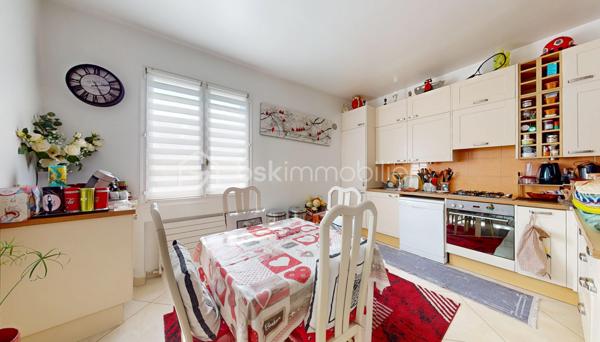 Visite virtuelle disponible sur demande => contactez-moi ! 

À la limite de Villejuif, au cœur du quartier pavillonnaire recherché du Coteau ; Découvrez cette charmante maison des années 1920, offrant environ 135 m² (4 ou 5 chambres) édifiée sur sous-sol total au sein sur une parcelle de 293 m² avec son agréable jardin sans vis-à-vis !
Vous profiterez d’un environnement pavillonnaire agréable, à proximité immédiate des commerces, écoles et services, ainsi qu’à moins d’un kilomètre des tramways T7 et T9 et du métro ligne 7, facilitant vos déplacements vers Paris et sa proche couronne.

🏡 Une maison aux beaux volumes

Le rez-de-chaussée s’ouvre sur une entrée avec dressing menant à une agréable pièce de vie d’environ 30 m², composée d’un salon chaleureux avec cheminée à insert, bénéficiant d’un accès direct au jardin, et d’une salle à manger avec cuisine ouverte, aménagée et équipée autour d’un îlot central. 
Une chambre avec penderie et lit escamotable ainsi qu’une salle de bains avec WC complètent ce niveau, offrant la possibilité d’une véritable vie de plain-pied.

Au premier étage, un vaste palier aménagé en coin salon dessert une chambre avec penderie, une seconde cuisine (pouvant être transformée selon vos besoins), une salle d’eau équipée d’une douche et d’une baignoire, des WC indépendants ainsi qu’un accès à une agréable terrasse de 15 m², avec barbecue en brique, idéale pour profiter des beaux jours.
Le deuxième étage, sous combles aménagés, propose deux chambres supplémentaires, avec de nombreux rangements intégrés, parfaites pour accueillir une famille, aménager un bureau ou créer des espaces dédiés aux loisirs.

🌿 Extérieurs de qualité et sous-sol total

La maison bénéficie d’un sous-sol total de 55 m² comprenant plusieurs espaces fonctionnels : atelier, établi, cave à vin, pièce de rangement ainsi qu’une chaufferie-buanderie.
À l’extérieur, vous apprécierez un jardin paysager, intime, bien exposé et sans vis-à-vis, agrémenté d’une grande terrasse, d’un appentis, d’un abri de jardin en dur pouvant accueillir des deux-roues, permettant de stationner jusqu’à quatre véhicules, un véritable atout dans le secteur.

✨ Prestations
•	Chaudière gaz Frisquet (2010)
•	Radiateurs Acova performants
•	Fenêtres PVC et bois en double vitrage
•	Volets roulants électriques aux étages
•	Mur de façade et toiture isolés
•	Nombreux rangements
•	Maison en bon état général

❤️ Les atouts
•	Quartier pavillonnaire recherché, en limite de Villejuif
•	Proximité des commerces, écoles et transports
•	Jardin paysager sans vis-à-vis et belle terrasse
•	Sous-sol total offrant de nombreux espaces de stockage ou de bricolage
•	Stationnement jusqu’à 4 véhicules
•	Beaux volumes et potentiel d’évolution
•	Jusqu’à 5 chambres possibles, dont une au rez-de-chaussée

🎥 Visite virtuelle disponible sur demande pour une première découverte de ce bien coup de cœur ! 
Une maison familiale pleine de charme, offrant de beaux volumes, un extérieur rare sur le secteur et de nombreuses possibilités d’aménagement, dans l’un des quartiers les plus recherchés de Vitry-sur-Seine. 

À votre disposition 7 jours sur 7 pour tout renseignement complémentaire ou organiser une visite.