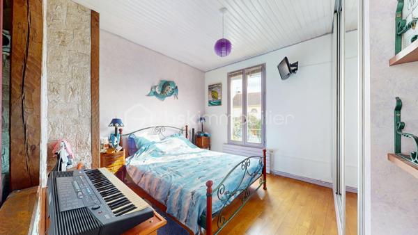 Visite virtuelle disponible sur demande => contactez-moi ! 

À la limite de Villejuif, au cœur du quartier pavillonnaire recherché du Coteau ; Découvrez cette charmante maison des années 1920, offrant environ 135 m² (4 ou 5 chambres) édifiée sur sous-sol total au sein sur une parcelle de 293 m² avec son agréable jardin sans vis-à-vis !
Vous profiterez d’un environnement pavillonnaire agréable, à proximité immédiate des commerces, écoles et services, ainsi qu’à moins d’un kilomètre des tramways T7 et T9 et du métro ligne 7, facilitant vos déplacements vers Paris et sa proche couronne.

🏡 Une maison aux beaux volumes

Le rez-de-chaussée s’ouvre sur une entrée avec dressing menant à une agréable pièce de vie d’environ 30 m², composée d’un salon chaleureux avec cheminée à insert, bénéficiant d’un accès direct au jardin, et d’une salle à manger avec cuisine ouverte, aménagée et équipée autour d’un îlot central. 
Une chambre avec penderie et lit escamotable ainsi qu’une salle de bains avec WC complètent ce niveau, offrant la possibilité d’une véritable vie de plain-pied.

Au premier étage, un vaste palier aménagé en coin salon dessert une chambre avec penderie, une seconde cuisine (pouvant être transformée selon vos besoins), une salle d’eau équipée d’une douche et d’une baignoire, des WC indépendants ainsi qu’un accès à une agréable terrasse de 15 m², avec barbecue en brique, idéale pour profiter des beaux jours.
Le deuxième étage, sous combles aménagés, propose deux chambres supplémentaires, avec de nombreux rangements intégrés, parfaites pour accueillir une famille, aménager un bureau ou créer des espaces dédiés aux loisirs.

🌿 Extérieurs de qualité et sous-sol total

La maison bénéficie d’un sous-sol total de 55 m² comprenant plusieurs espaces fonctionnels : atelier, établi, cave à vin, pièce de rangement ainsi qu’une chaufferie-buanderie.
À l’extérieur, vous apprécierez un jardin paysager, intime, bien exposé et sans vis-à-vis, agrémenté d’une grande terrasse, d’un appentis, d’un abri de jardin en dur pouvant accueillir des deux-roues, permettant de stationner jusqu’à quatre véhicules, un véritable atout dans le secteur.

✨ Prestations
•	Chaudière gaz Frisquet (2010)
•	Radiateurs Acova performants
•	Fenêtres PVC et bois en double vitrage
•	Volets roulants électriques aux étages
•	Mur de façade et toiture isolés
•	Nombreux rangements
•	Maison en bon état général

❤️ Les atouts
•	Quartier pavillonnaire recherché, en limite de Villejuif
•	Proximité des commerces, écoles et transports
•	Jardin paysager sans vis-à-vis et belle terrasse
•	Sous-sol total offrant de nombreux espaces de stockage ou de bricolage
•	Stationnement jusqu’à 4 véhicules
•	Beaux volumes et potentiel d’évolution
•	Jusqu’à 5 chambres possibles, dont une au rez-de-chaussée

🎥 Visite virtuelle disponible sur demande pour une première découverte de ce bien coup de cœur ! 
Une maison familiale pleine de charme, offrant de beaux volumes, un extérieur rare sur le secteur et de nombreuses possibilités d’aménagement, dans l’un des quartiers les plus recherchés de Vitry-sur-Seine. 

À votre disposition 7 jours sur 7 pour tout renseignement complémentaire ou organiser une visite.