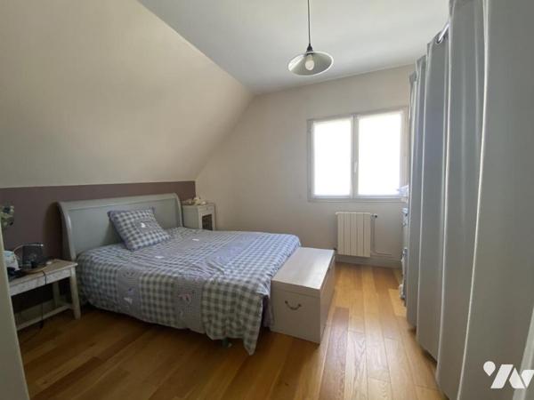 Maison indépendante sur sous-sol total et comprenant deux niveaux habitables d'une surface habi...