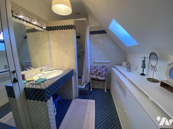 Maison indépendante sur sous-sol total et comprenant deux niveaux habitables d'une surface habi...