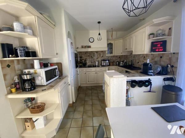 Maison indépendante sur sous-sol total et comprenant deux niveaux habitables d'une surface habi...