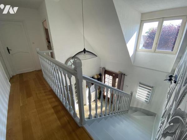 Maison indépendante sur sous-sol total et comprenant deux niveaux habitables d'une surface habi...