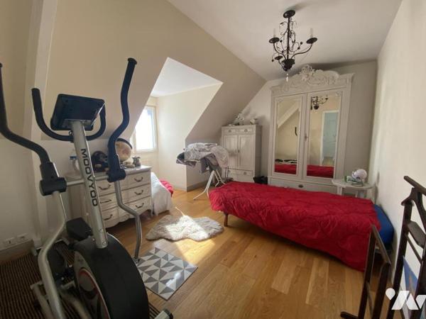 Maison indépendante sur sous-sol total et comprenant deux niveaux habitables d'une surface habi...