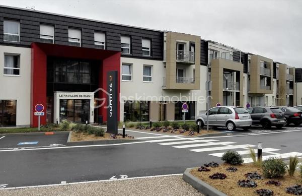 Dans la résidence sénior de 2017, DOMITYS LE PAVILLON DE DIANE, idéalement située à proximité du parc du château de MANOM, joyau de verdure et site classé depuis 2013, et jouxtant également l’espace commercial de Thionville ainsi que l’hôpital public de la ville, investissez dans cet appartement T2 de près de 44m2 avec loggia et emplacement de parking privatif. Ce bien est sous contrat de bail commercial meublé avec la société DOMITYS, garantissant à son propriétaire un loyer de 7.327€ HT par an, soit une rentabilité brute de près de 7%. Ce bien sera idéal pour une constitution de patrimoine et/ou un complément de revenu retraite sécurisé. Statut LMNP avec amortissement possible. A NE PAS LAISSER PASSER !!!