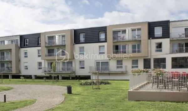 Dans la résidence sénior de 2017, DOMITYS LE PAVILLON DE DIANE, idéalement située à proximité du parc du château de MANOM, joyau de verdure et site classé depuis 2013, et jouxtant également l’espace commercial de Thionville ainsi que l’hôpital public de la ville, investissez dans cet appartement T2 de près de 44m2 avec loggia et emplacement de parking privatif. Ce bien est sous contrat de bail commercial meublé avec la société DOMITYS, garantissant à son propriétaire un loyer de 7.327€ HT par an, soit une rentabilité brute de près de 7%. Ce bien sera idéal pour une constitution de patrimoine et/ou un complément de revenu retraite sécurisé. Statut LMNP avec amortissement possible. A NE PAS LAISSER PASSER !!!