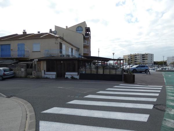 Saint Pierre le mer, Local commercial avec grande terrasse ainsi qu'un appartement mitoyen