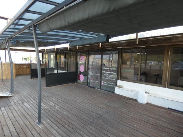 Saint Pierre le mer, Local commercial avec grande terrasse ainsi qu'un appartement mitoyen