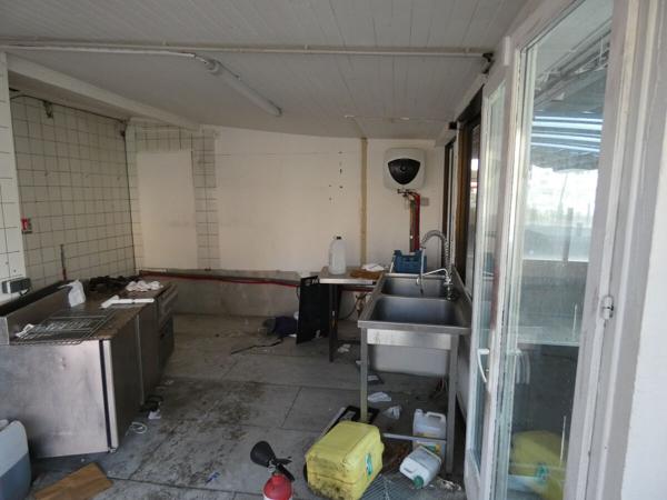 Saint Pierre le mer, Local commercial avec grande terrasse ainsi qu'un appartement mitoyen