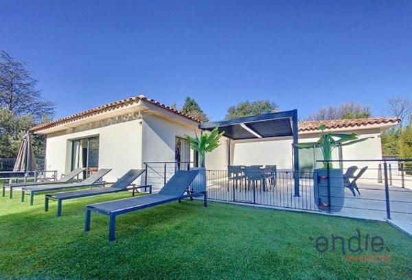 Villa contemporaine 4 pièces avec piscine sur 1500 m2 terrain.