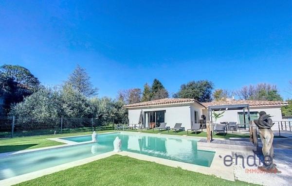 Villa contemporaine 4 pièces avec piscine sur 1500 m2 terrain.