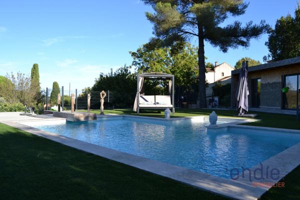 Villa contemporaine 4 pièces avec piscine sur 1500 m2 terrain.
