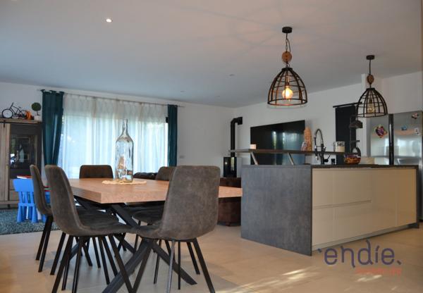 Villa contemporaine 4 pièces avec piscine sur 1500 m2 terrain.