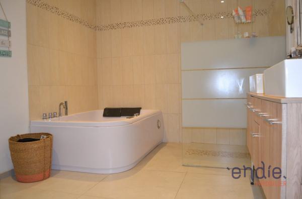 Villa contemporaine 4 pièces avec piscine sur 1500 m2 terrain.