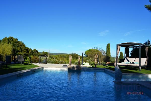 Villa contemporaine 4 pièces avec piscine sur 1500 m2 terrain.