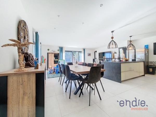 Villa contemporaine 4 pièces avec piscine sur 1500 m2 terrain.