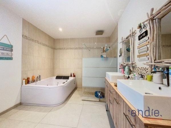 Villa contemporaine 4 pièces avec piscine sur 1500 m2 terrain.