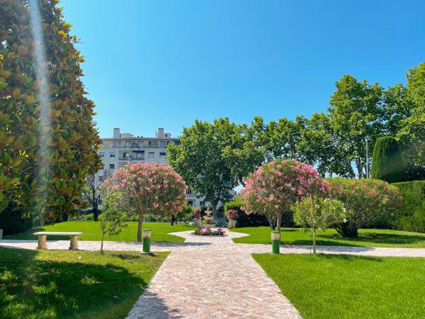 Nice (06200) FABRON - Elégant 2 pièces de 61m² avec terrasse - Résidence de standing avec piscine et concierge!