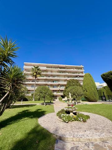 Nice (06200) FABRON - Elégant 2 pièces de 61m² avec terrasse - Résidence de standing avec piscine et concierge!