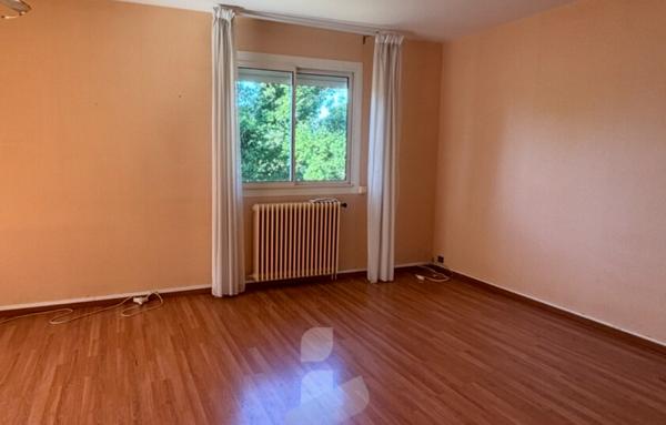 Maison 7 pièces de 165 m2 à rénover   Quartier calme, fort potentiel