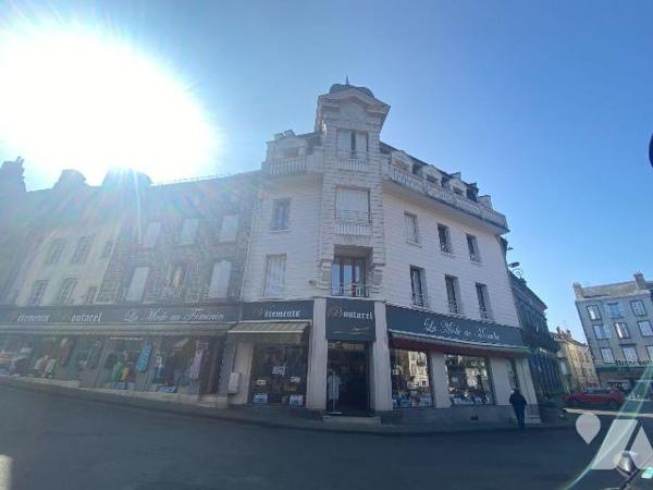 A vendre, à Mauriac, sous-préfecture du Cantal, idéalement placé au coeur du bourg à proximité ...