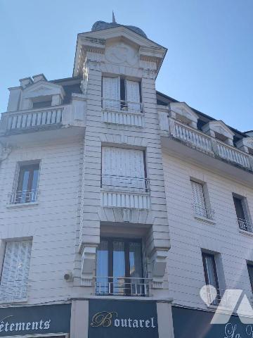 A vendre, à Mauriac, sous-préfecture du Cantal, idéalement placé au coeur du bourg à proximité ...