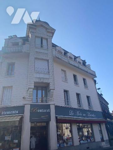 A vendre, à Mauriac, sous-préfecture du Cantal, idéalement placé au coeur du bourg à proximité ...