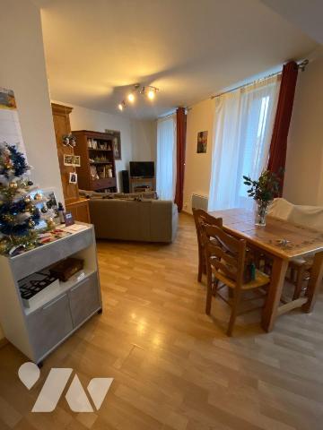 A vendre, à Mauriac, sous-préfecture du Cantal, idéalement placé au coeur du bourg à proximité ...