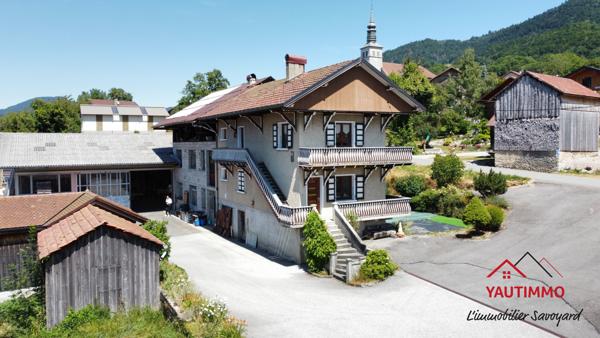 Villard (74420) Ensemble immobilier avec terrain constructible de 2 800 m² en zone UA – Villard, proche Boëge