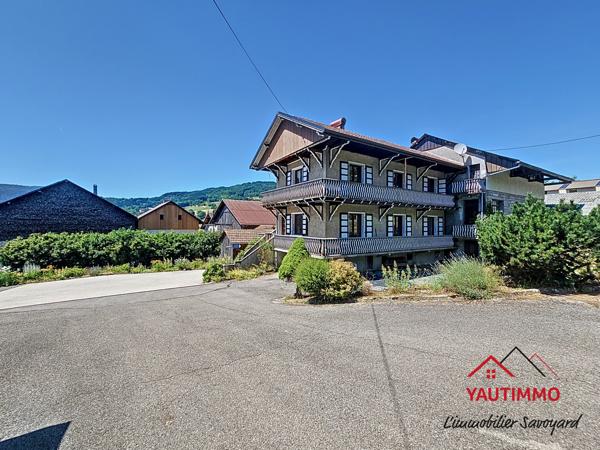 Villard (74420) Ensemble immobilier avec terrain constructible de 2 800 m² en zone UA – Villard, proche Boëge