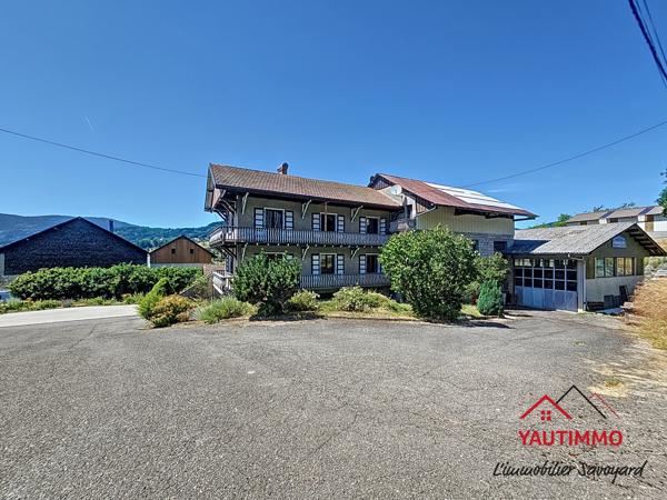 Villard (74420) Ensemble immobilier avec terrain constructible de 2 800 m² en zone UA – Villard, proche Boëge