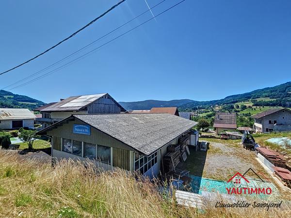 Villard (74420) Ensemble immobilier avec terrain constructible de 2 800 m² en zone UA – Villard, proche Boëge