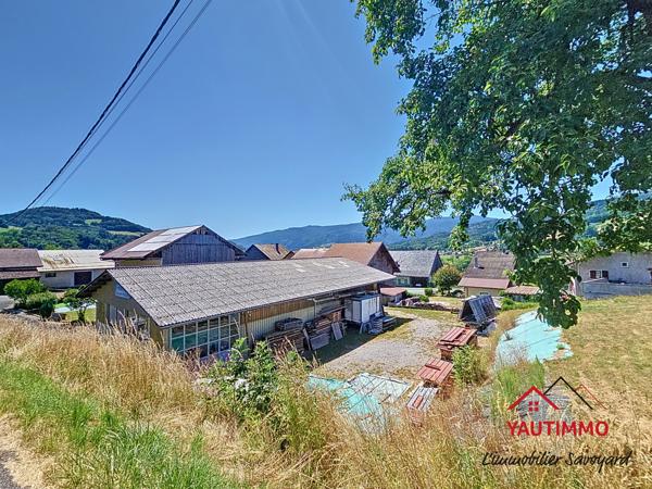 Villard (74420) Ensemble immobilier avec terrain constructible de 2 800 m² en zone UA – Villard, proche Boëge