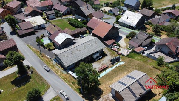 Villard (74420) Ensemble immobilier avec terrain constructible de 2 800 m² en zone UA – Villard, proche Boëge