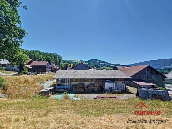 Villard (74420) Ensemble immobilier avec terrain constructible de 2 800 m² en zone UA – Villard, proche Boëge