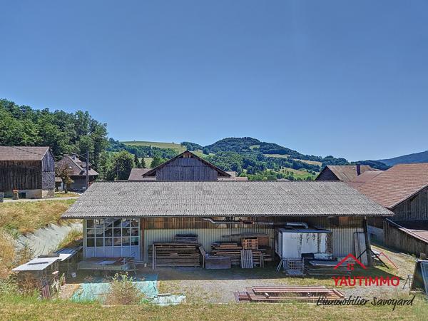 Villard (74420) Ensemble immobilier avec terrain constructible de 2 800 m² en zone UA – Villard, proche Boëge