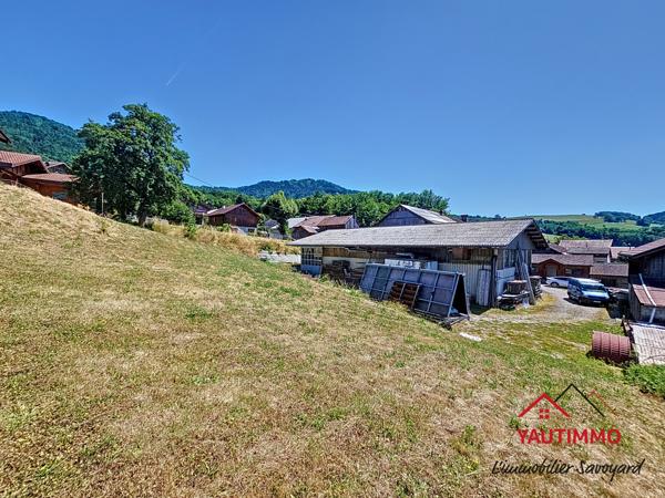 Villard (74420) Ensemble immobilier avec terrain constructible de 2 800 m² en zone UA – Villard, proche Boëge