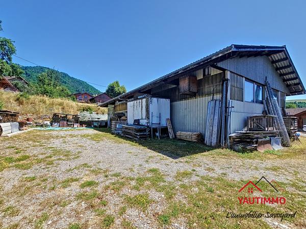 Villard (74420) Ensemble immobilier avec terrain constructible de 2 800 m² en zone UA – Villard, proche Boëge