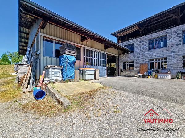 Villard (74420) Ensemble immobilier avec terrain constructible de 2 800 m² en zone UA – Villard, proche Boëge