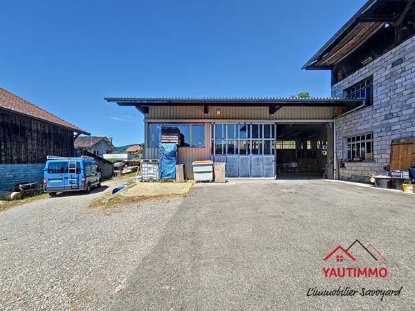Villard (74420) Ensemble immobilier avec terrain constructible de 2 800 m² en zone UA – Villard, proche Boëge