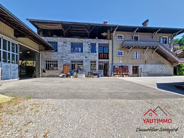 Villard (74420) Ensemble immobilier avec terrain constructible de 2 800 m² en zone UA – Villard, proche Boëge
