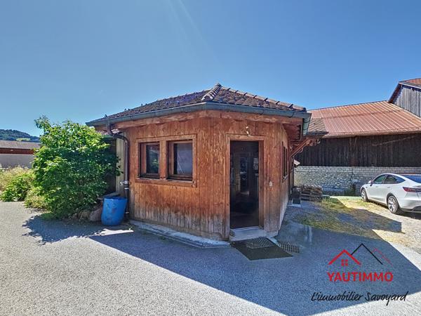 Villard (74420) Ensemble immobilier avec terrain constructible de 2 800 m² en zone UA – Villard, proche Boëge