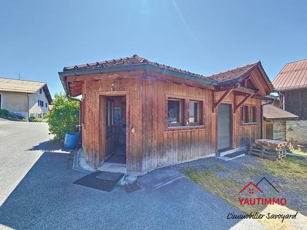 Villard (74420) Ensemble immobilier avec terrain constructible de 2 800 m² en zone UA – Villard, proche Boëge