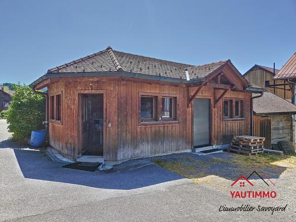 Villard (74420) Ensemble immobilier avec terrain constructible de 2 800 m² en zone UA – Villard, proche Boëge