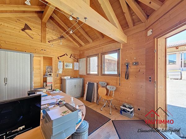 Villard (74420) Ensemble immobilier avec terrain constructible de 2 800 m² en zone UA – Villard, proche Boëge