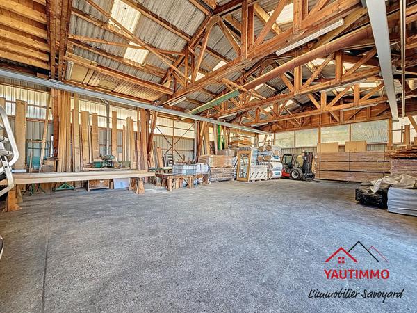 Villard (74420) Ensemble immobilier avec terrain constructible de 2 800 m² en zone UA – Villard, proche Boëge