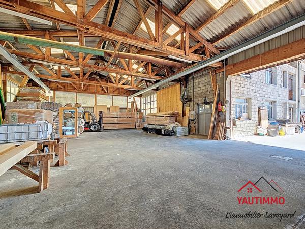 Villard (74420) Ensemble immobilier avec terrain constructible de 2 800 m² en zone UA – Villard, proche Boëge